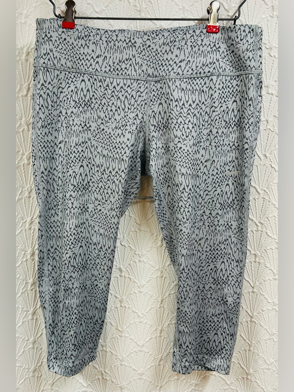 Nike Dri-Fit Women's Silver and Black Patterned Capri Leggings